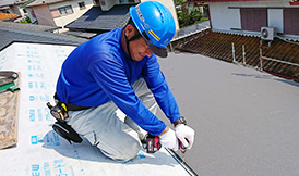 屋根専門の熟練の職人が、下地からこだわって施工します。